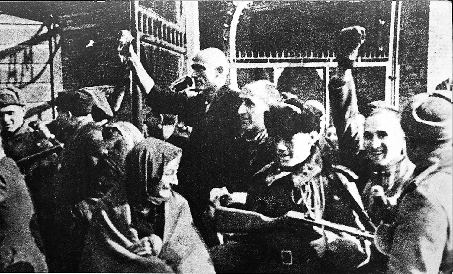 Förintelselägret i Auschwitz befrias av Röda armén 1945.
