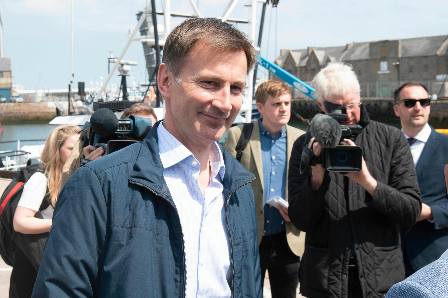 Utrikesministern och partiledarkandidaten Jeremy Hunt möter lokala fiskare i skotska Peterhead den 23 juni.