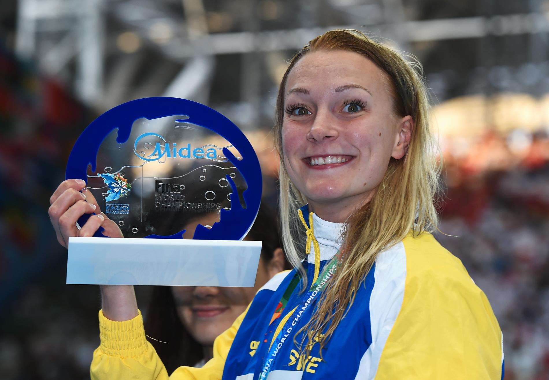Sjöström med trofén hon fick för sitt världsrekord i finalen.