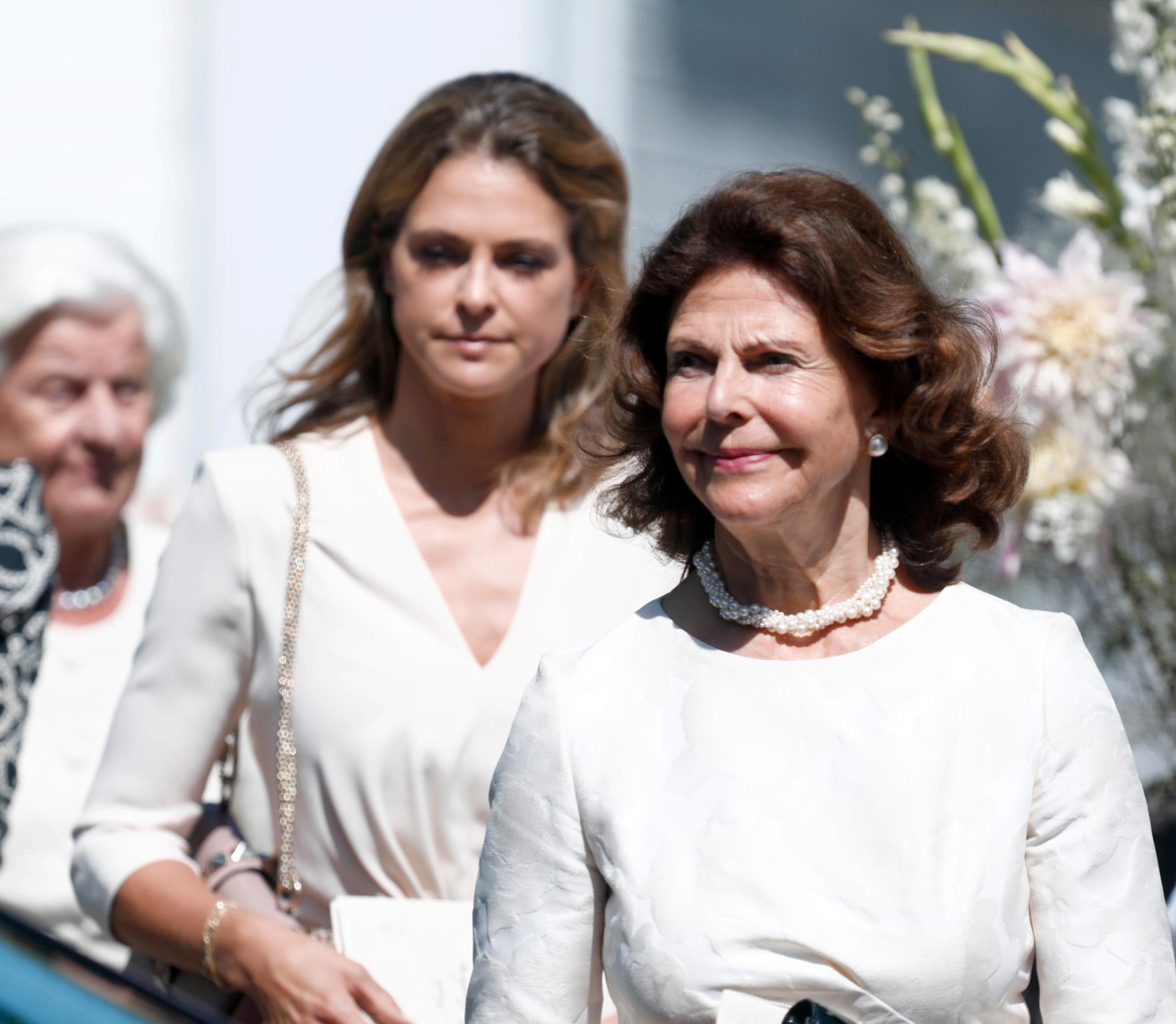 Prinsessan Madeleine och drottning Silvia anländer till Anki Wallenbergs begravning.
