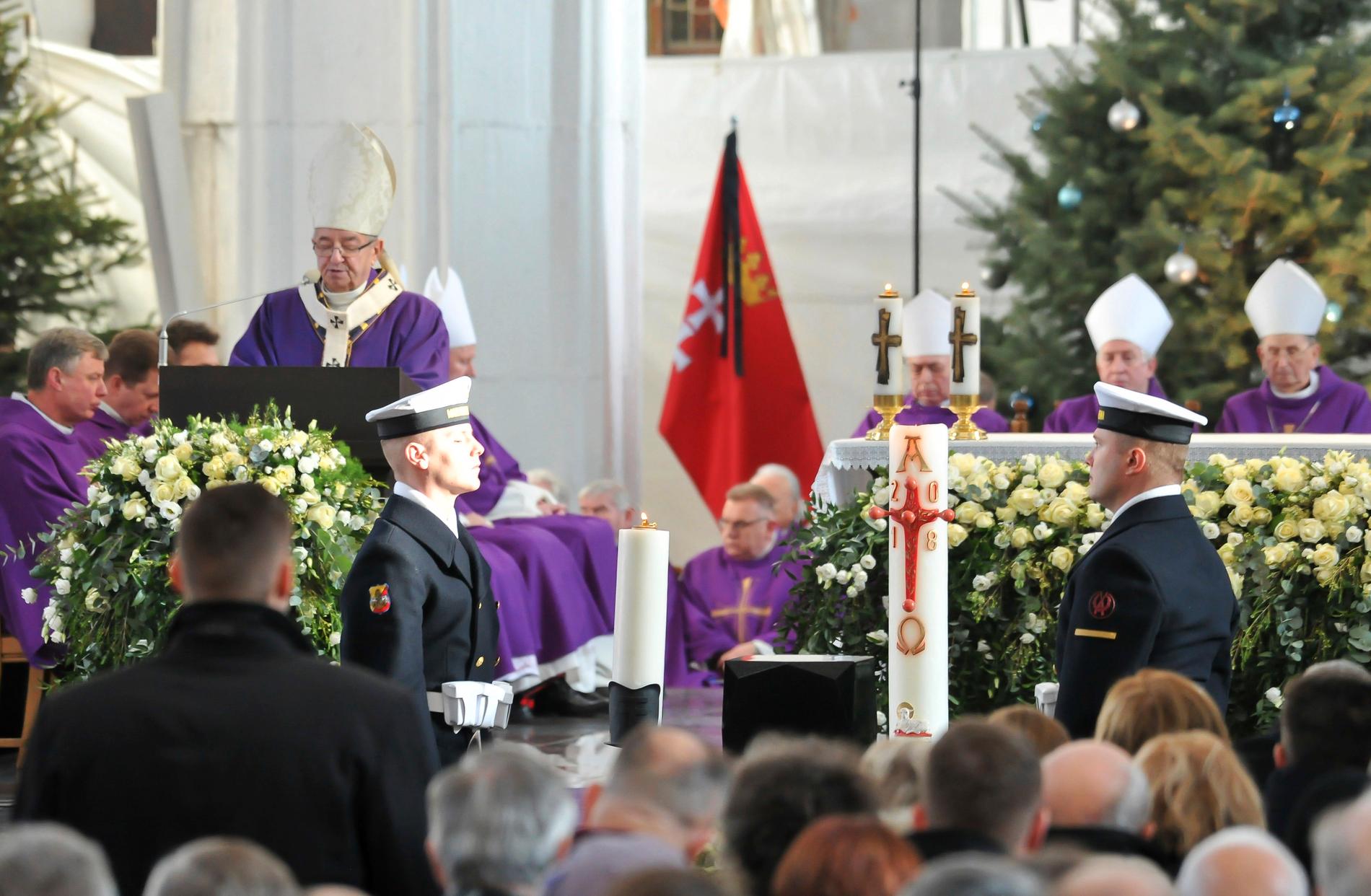 Ärekbiskopen i Gdansk, Slawoj Leszek Glodz, talar under begravningen. Borgmästare Pawel Adamowicz avled i måndags efter en knivattack vid en välgörenhetsgala.