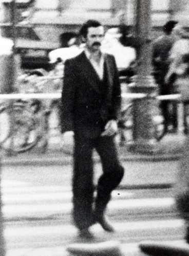 VAGGANDE GÅNG Redan dagen efter mordet kontaktades polisen av ett vittne som sett en man med vaggande gång på mordplatsen. Vittnet visades elva fotografier, ett av dem på Mirko Vuksic. Bilden är från 8 maj 1981.