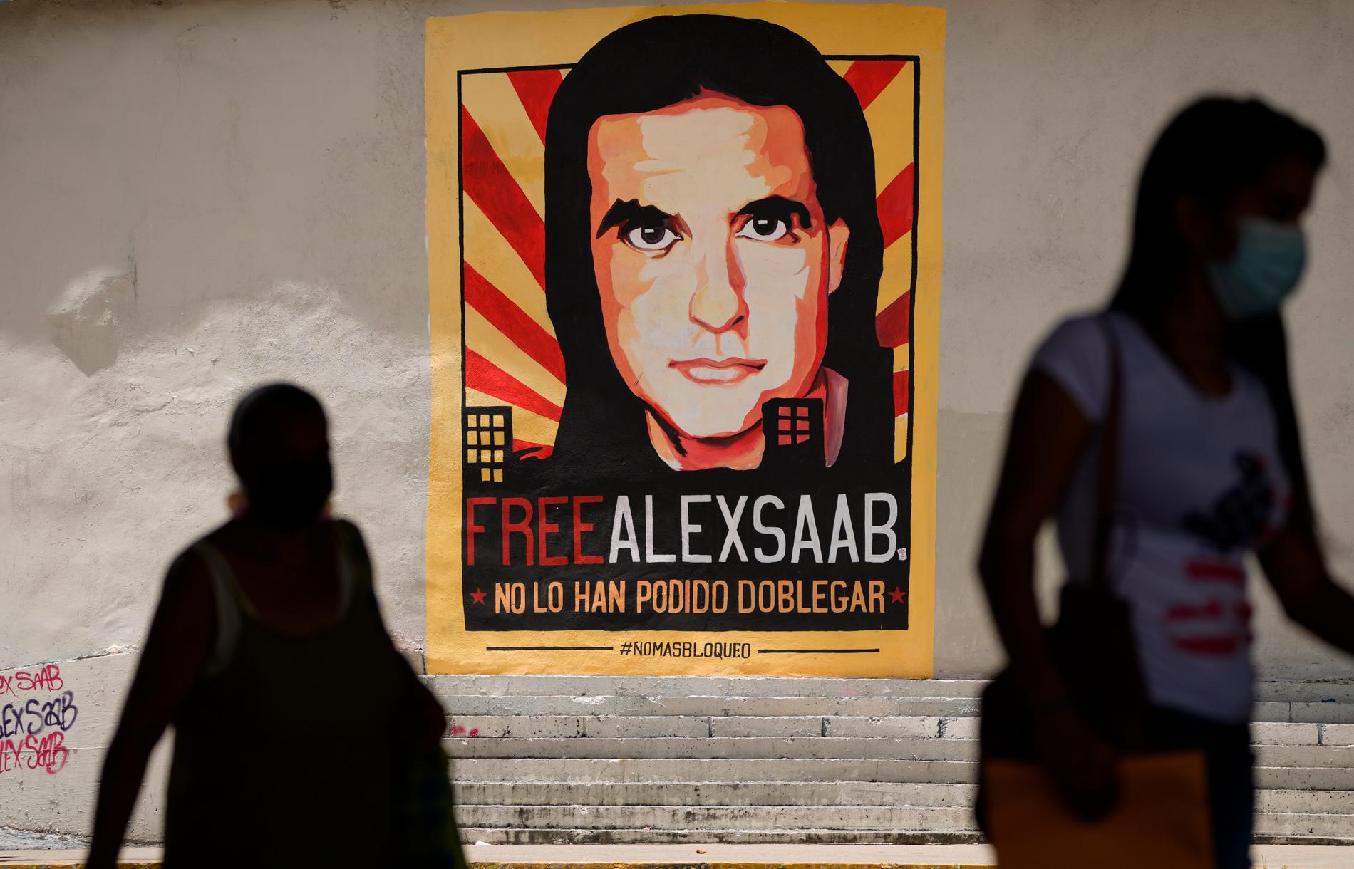En affisch i Venezuelas huvudstad Caracas med budskapet om att affärsmannen ska släppas från Kap Verde, där han greps i fjol. Nu har Saab utlämnats till USA.