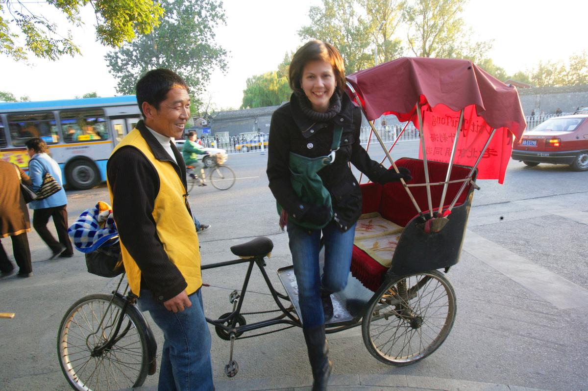 Resas Cecilia Billgren har just tagit en tur i en cykelrickshaw. Det kostar 150 kronor för en timme.