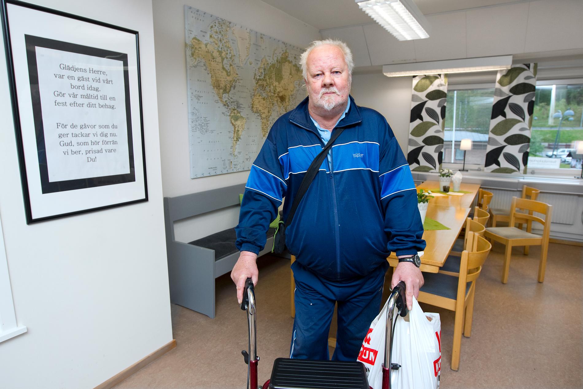 Pensionären Lars-Erik Gulliksson tar tacksamt emot en kasse mat. ”Pensionen räcker inte till så mycket och maten här är väldigt fin”, säger han.