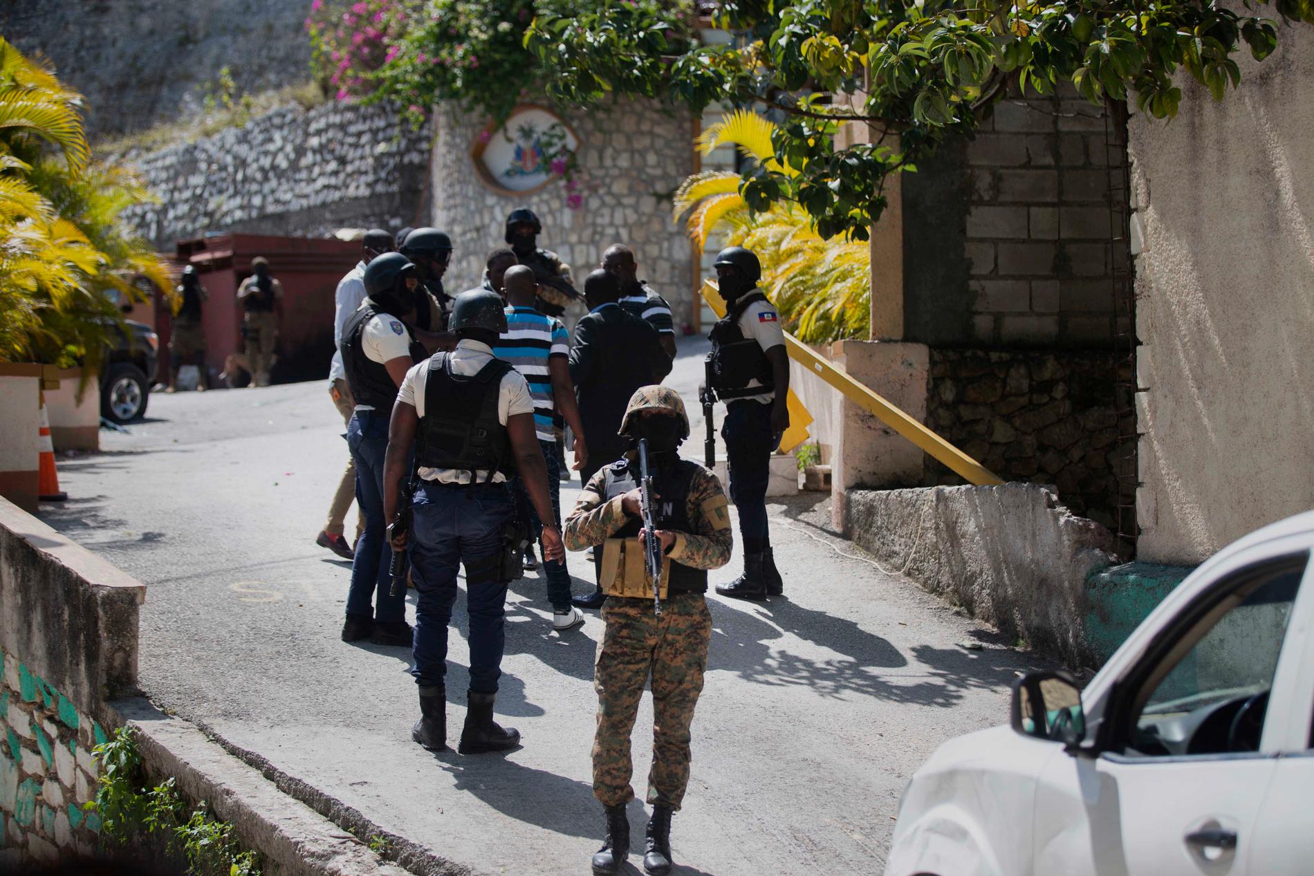 Säkerhetspersonal utanför Jovenel Moïses residens i Port-au-Prince efter mordet.