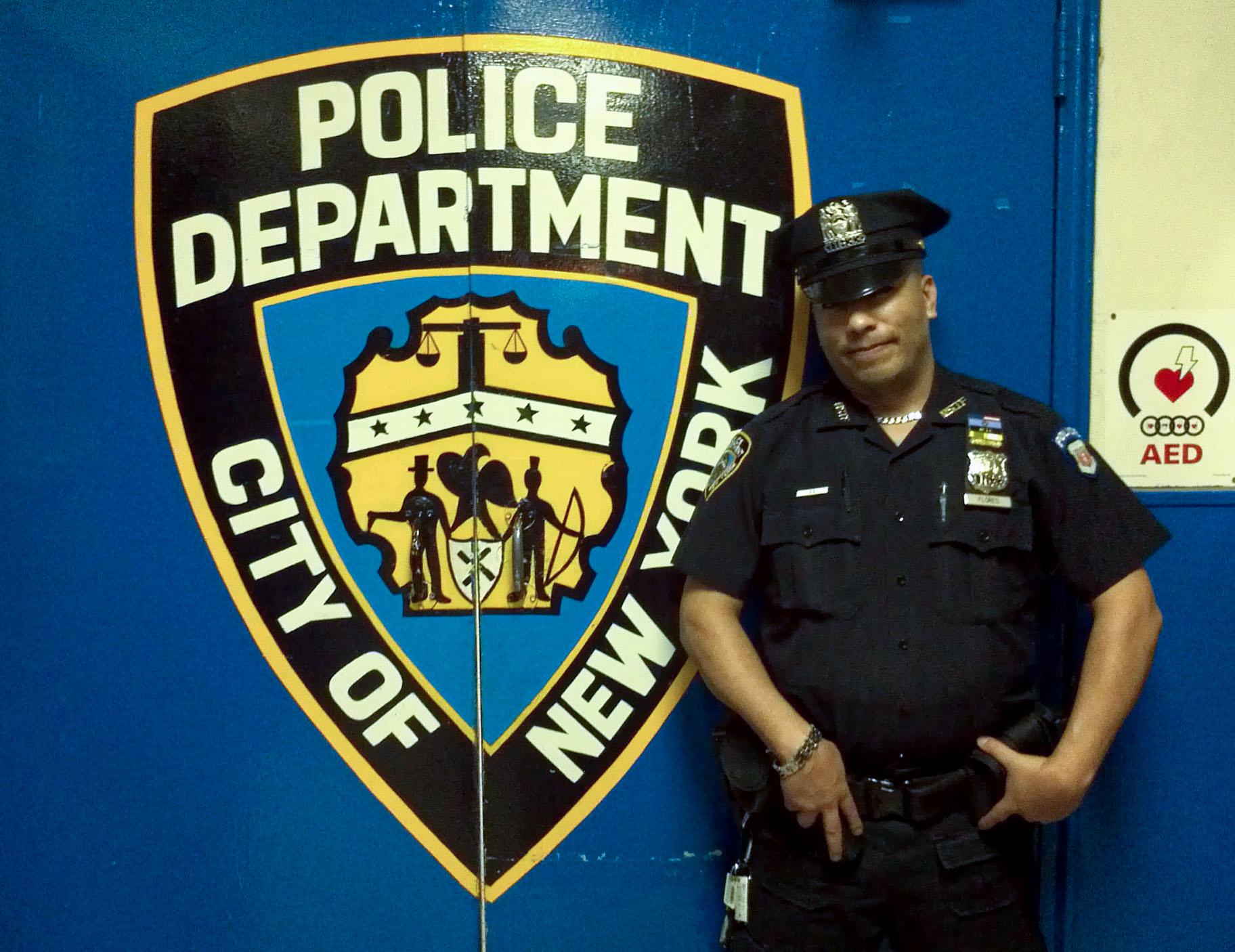 År 2001 arbetade Noel Flores som polis i New York. 