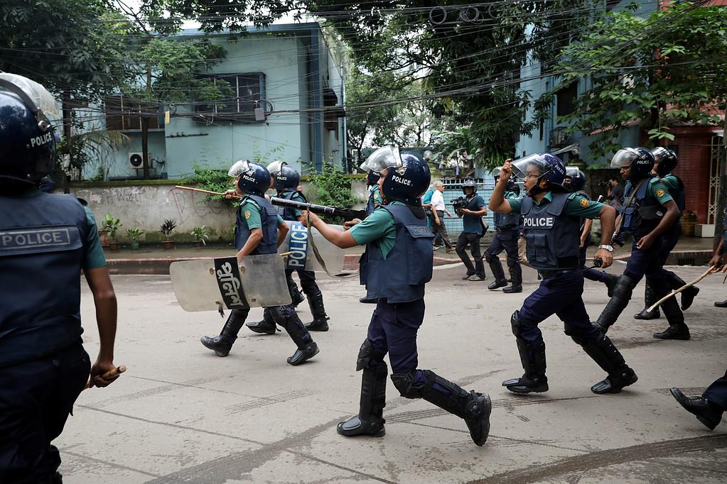 Polisen skjuter tårgas under en protest i Bangladesh. Över 100 studenter ska ha skadats av polisens tårgas och gummikulor under lördagen. 