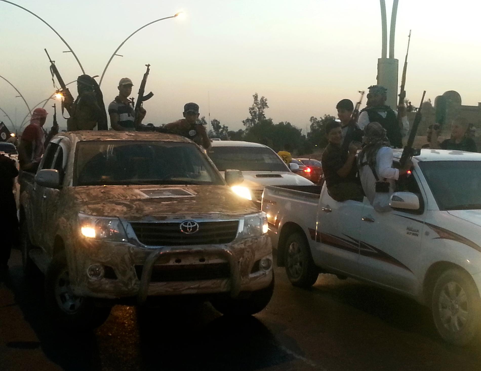IS expanderar Terroristerna firar körandes i sina bilar i den viktiga staden Mosul, som man just intagit.