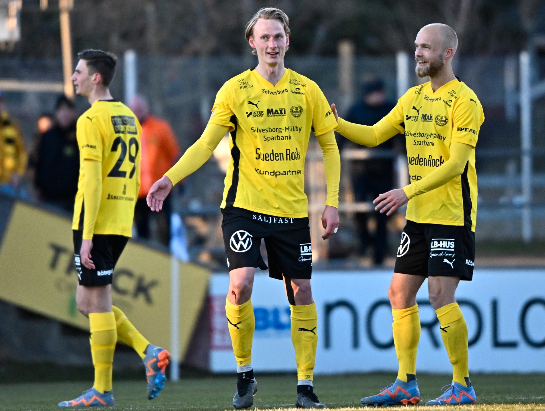 Mjällbys Alexander Johansson jublar med Viktor Gustafson efter 1-0-målet.
