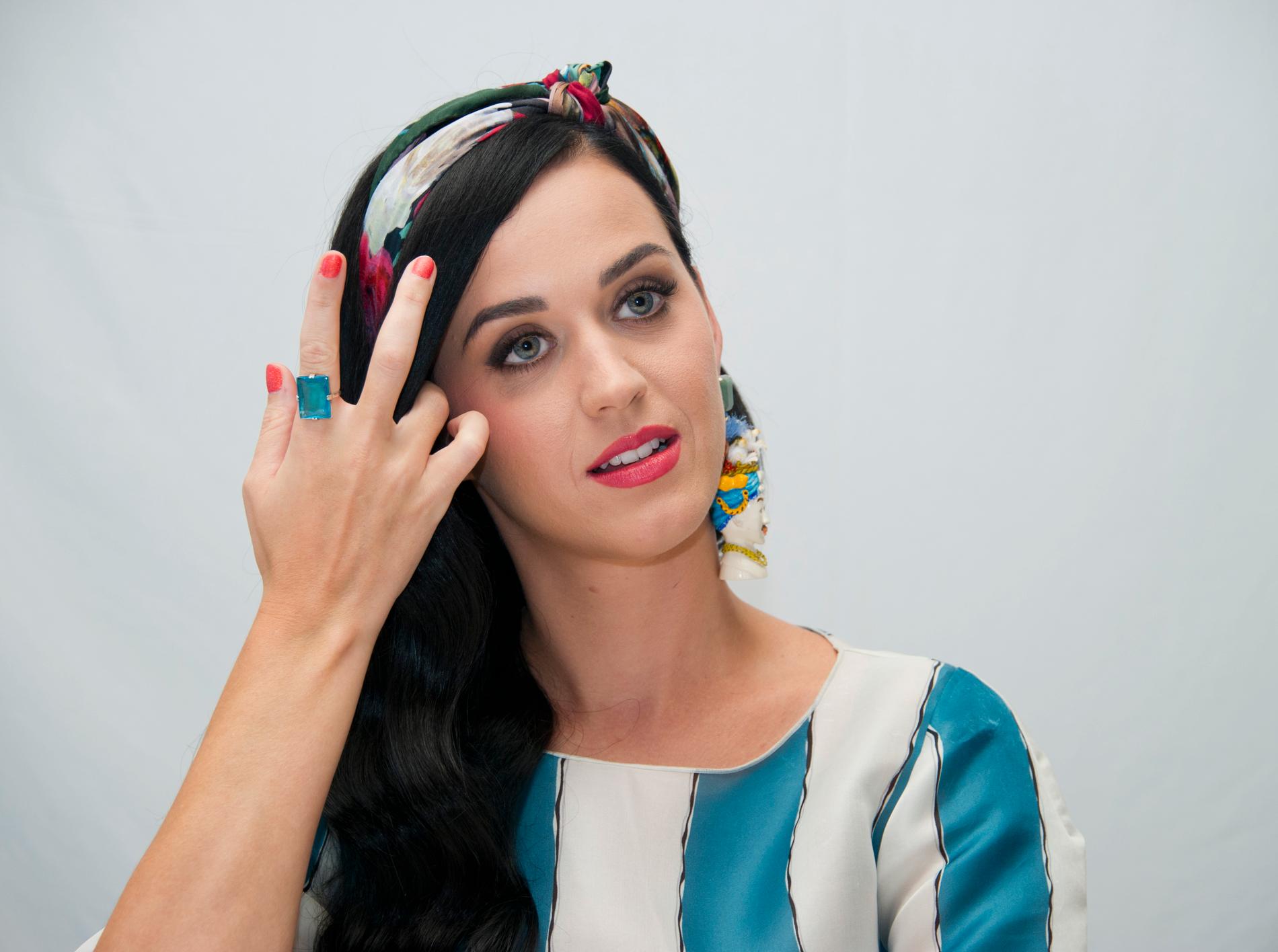 Katy Perry hamnade i ett bråk med två nunnor efter att hon ville köpa ett kloster. 