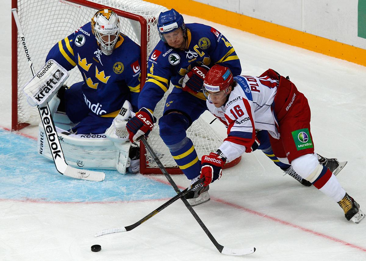 Henrik Karlsson och Staffan Kronwall håller undan Ryssland, som trots det vann med 2-0. Foto: Scanpix.