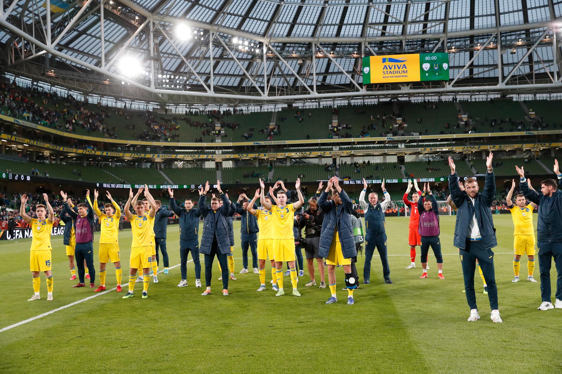 Ukrainas landslag tackar publiken i Dublin.