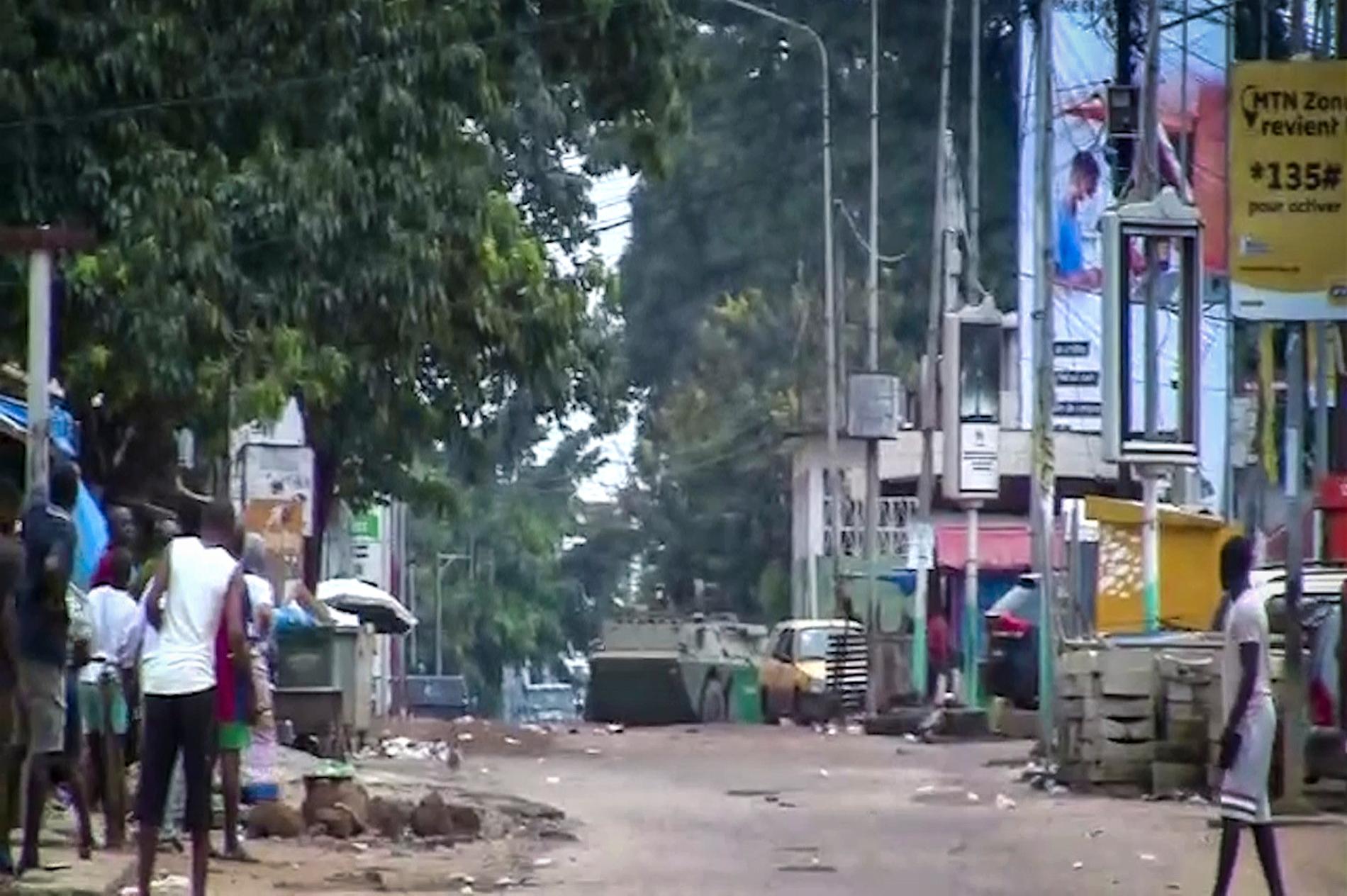 På bilder och filmer från Guineas huvudstad Conakry syns militärfordon på gatorna under söndagen. Det rapporteras om skottlossning. 