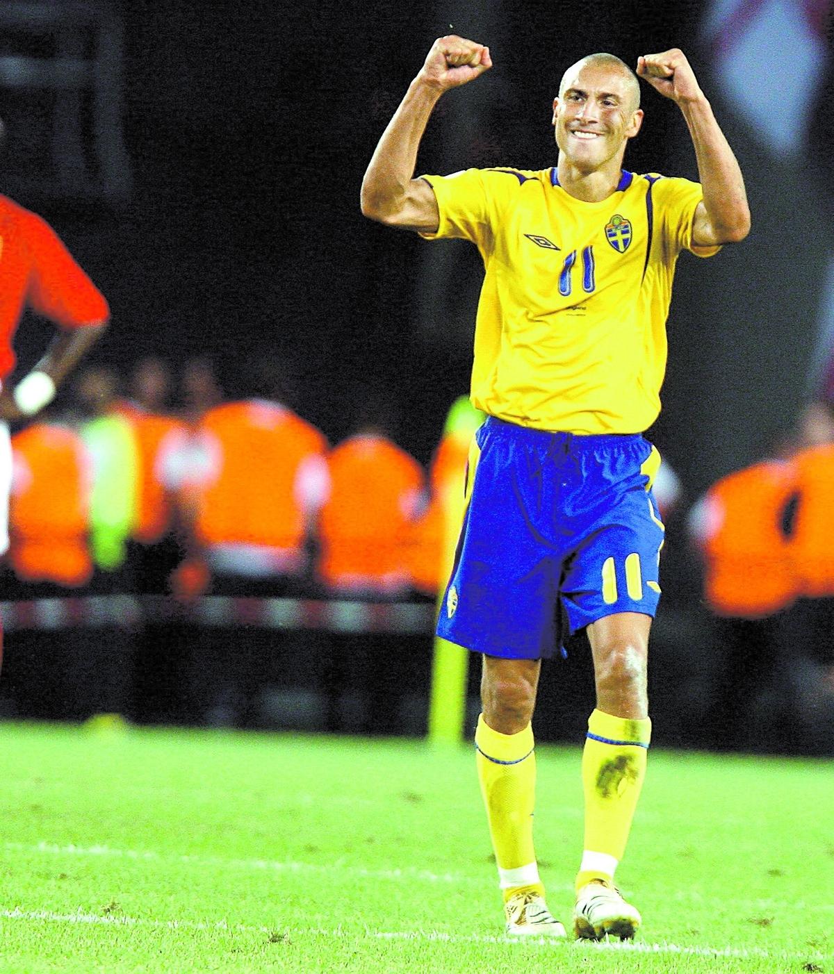 SKA GLÄNSA MEST Henke Larsson och de svenska laget kan göra de portugisiska VM- förhoppningarna mörka. Sebastian Larsson trycker till Deco i 0–0-mötet på Råsunda.