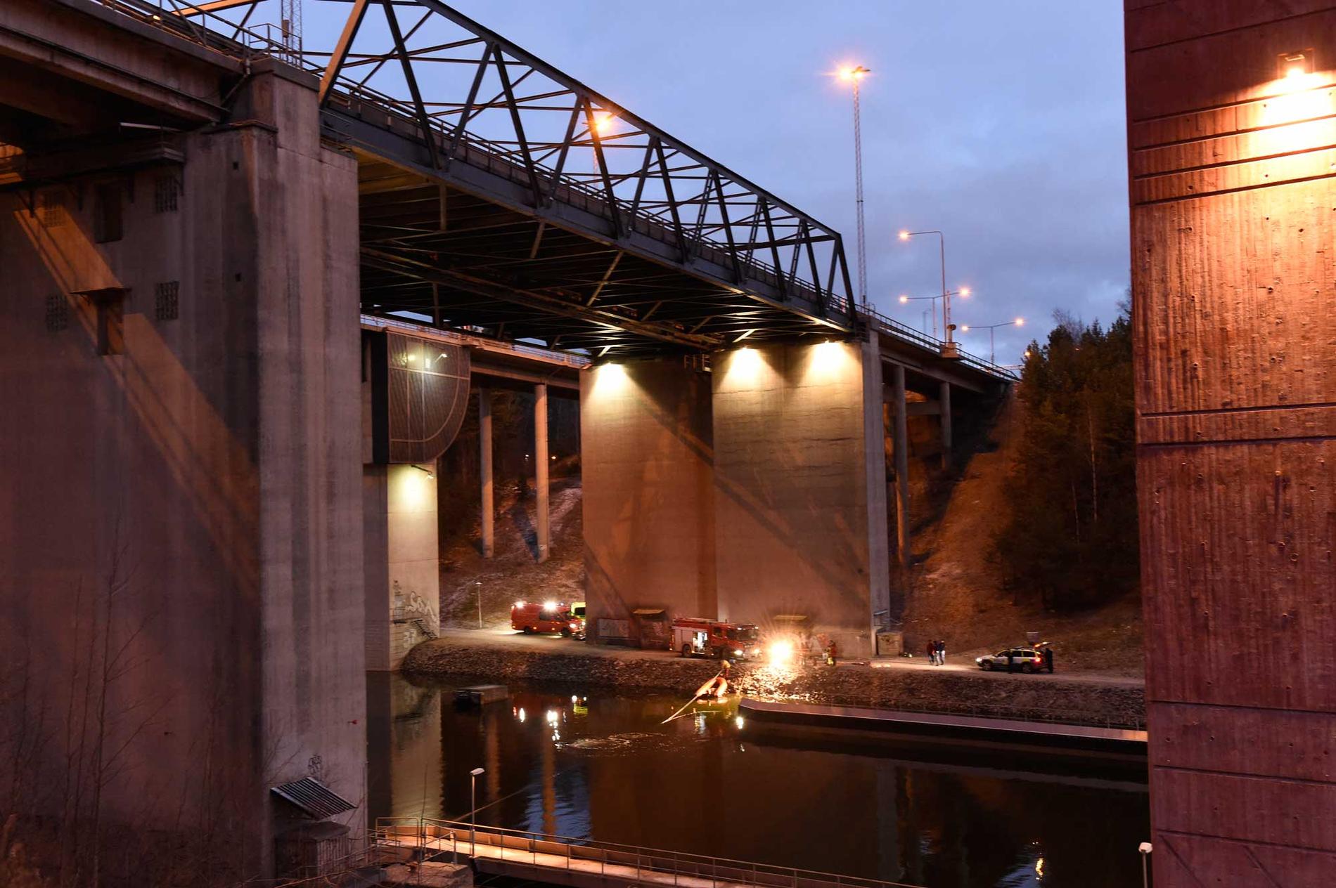 E4-bron över Södertälje kanal, drygt 25 meter hög.