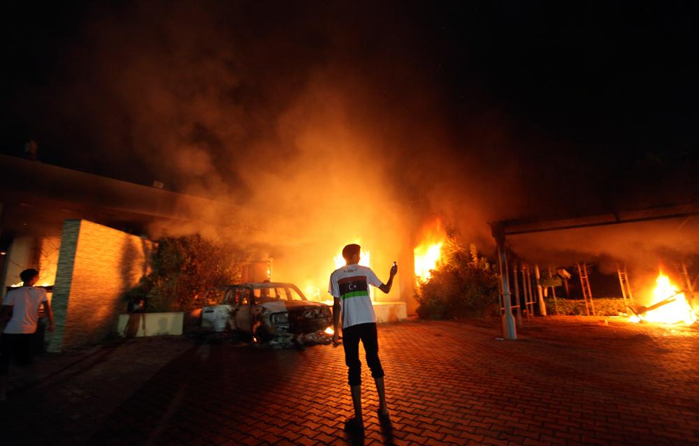 USA:s konsulat i libyska staden Benghazi angreps av beväpnade aktivister. Amerikanske ambassadören dödades och byggnaden sattes i brand.