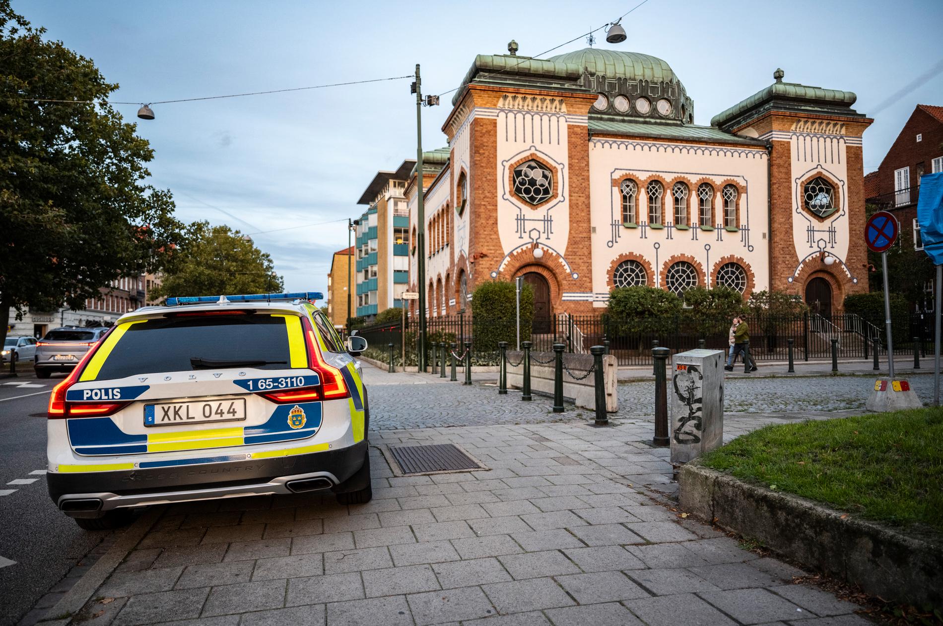 Polisen bevakar synagogan vid Betaniaplan i centrala Malmö dagen efter terrordådet i Israel. Arkivbild.