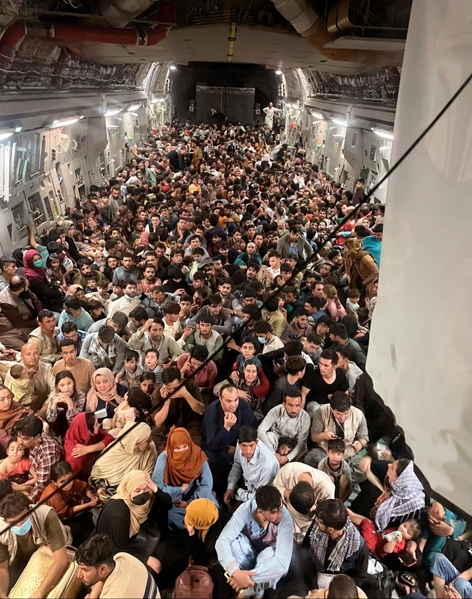 Afghaner som flydde landet under söndagen i det amerikanska C-17-planet. 