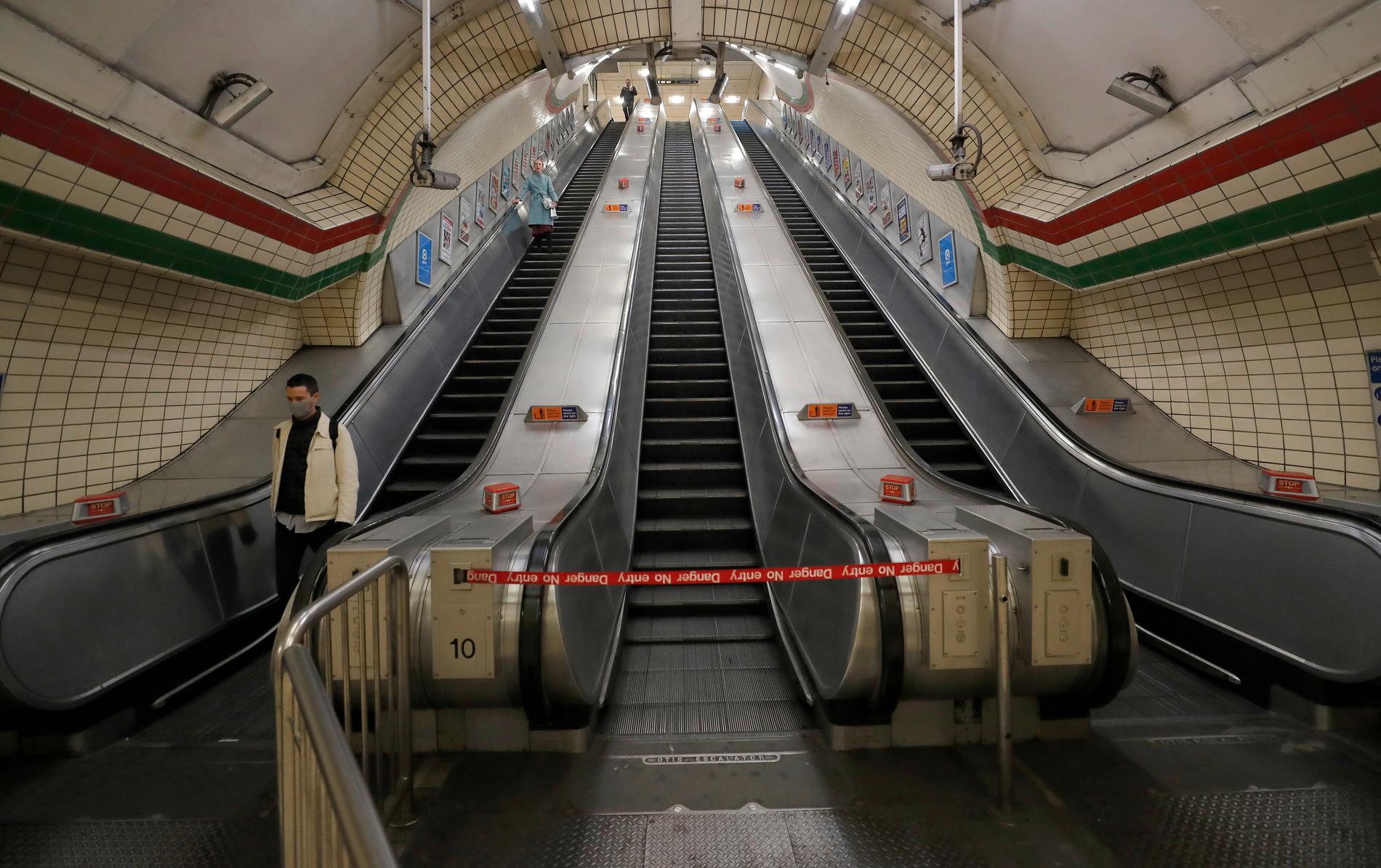 Den annars folktäta tunnelbanestationen Piccadilly Circus i centrala London, på fredagen.