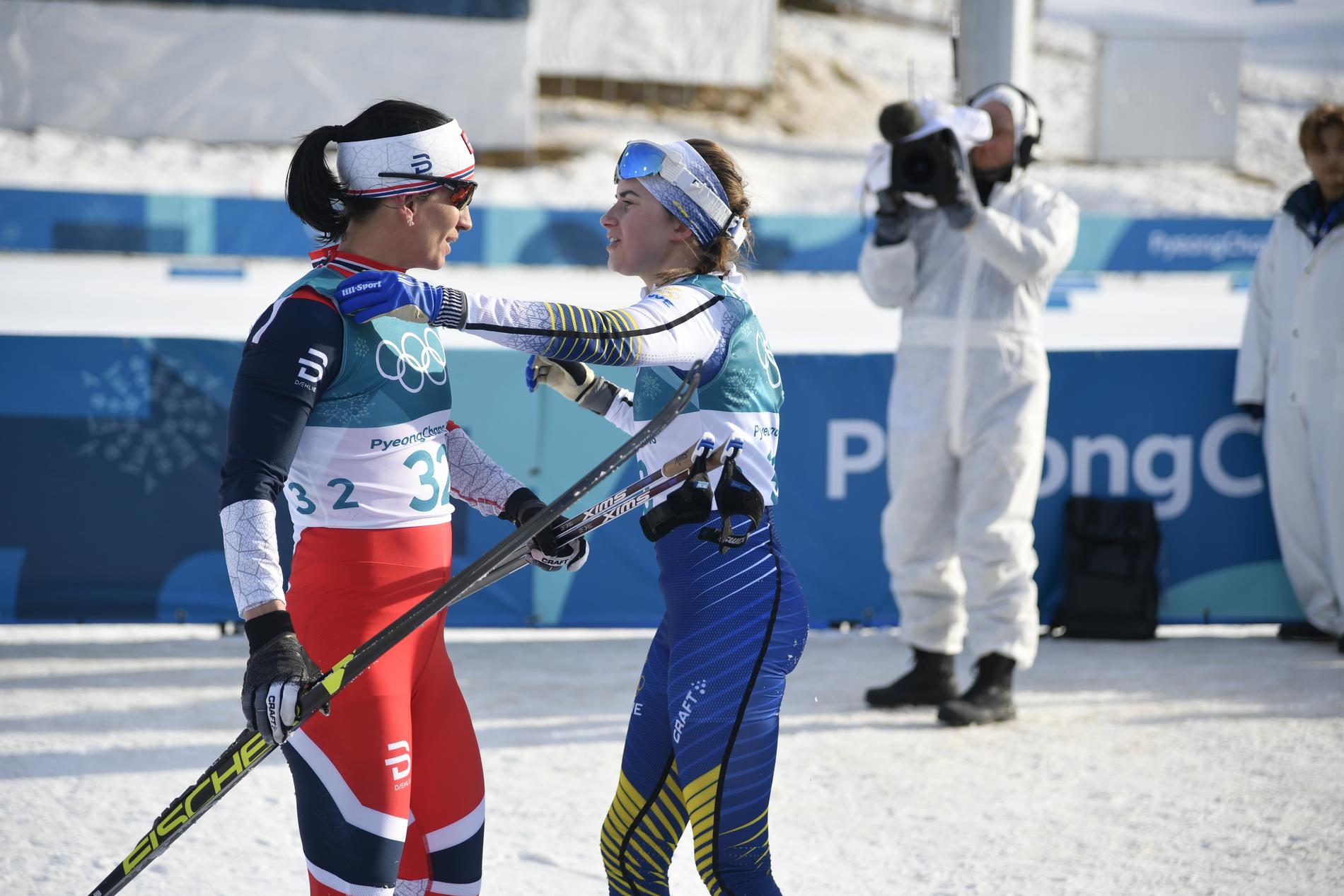 Ebba Andersson och Marit Björgen följdes åt i slutet.