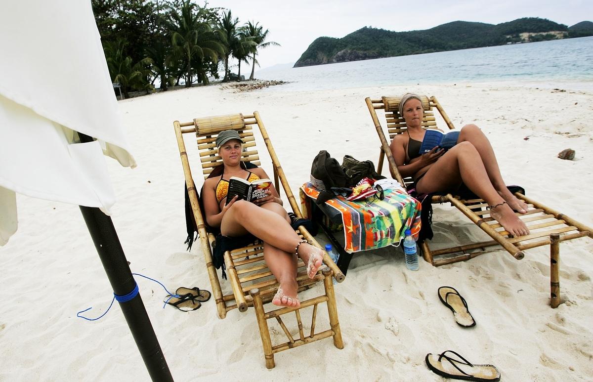 Det är sista semesterdagen för systrarna Carola och Sofia Froby, och de kopplar av med varsin pocketbok på stranden på Koh Rayang. För den som vill lyxa till det lite extra går det att hyra hela ön för runt 3 500 kronor per dygn.