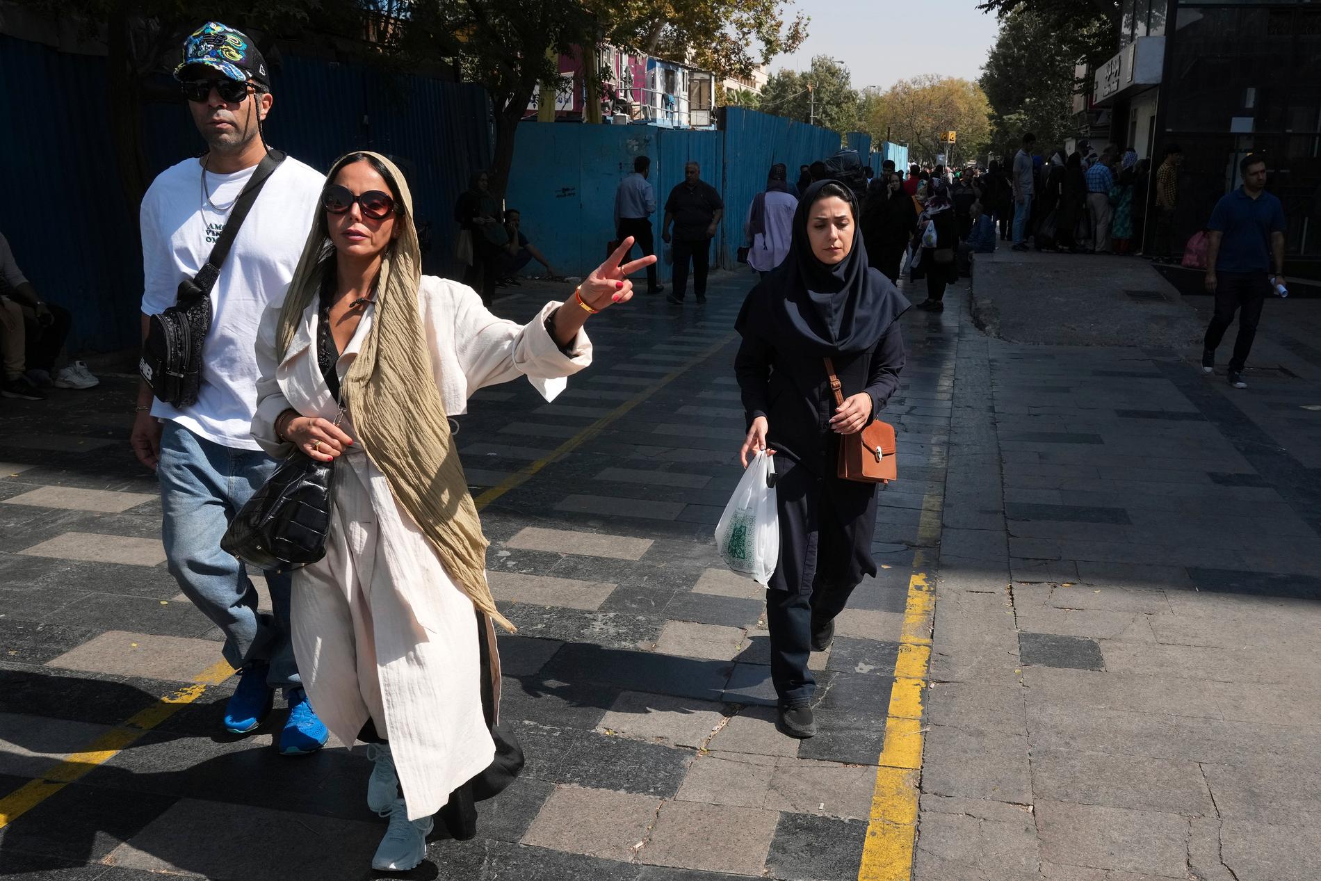 Teheran, Iran. En kvinna gör segertecken.