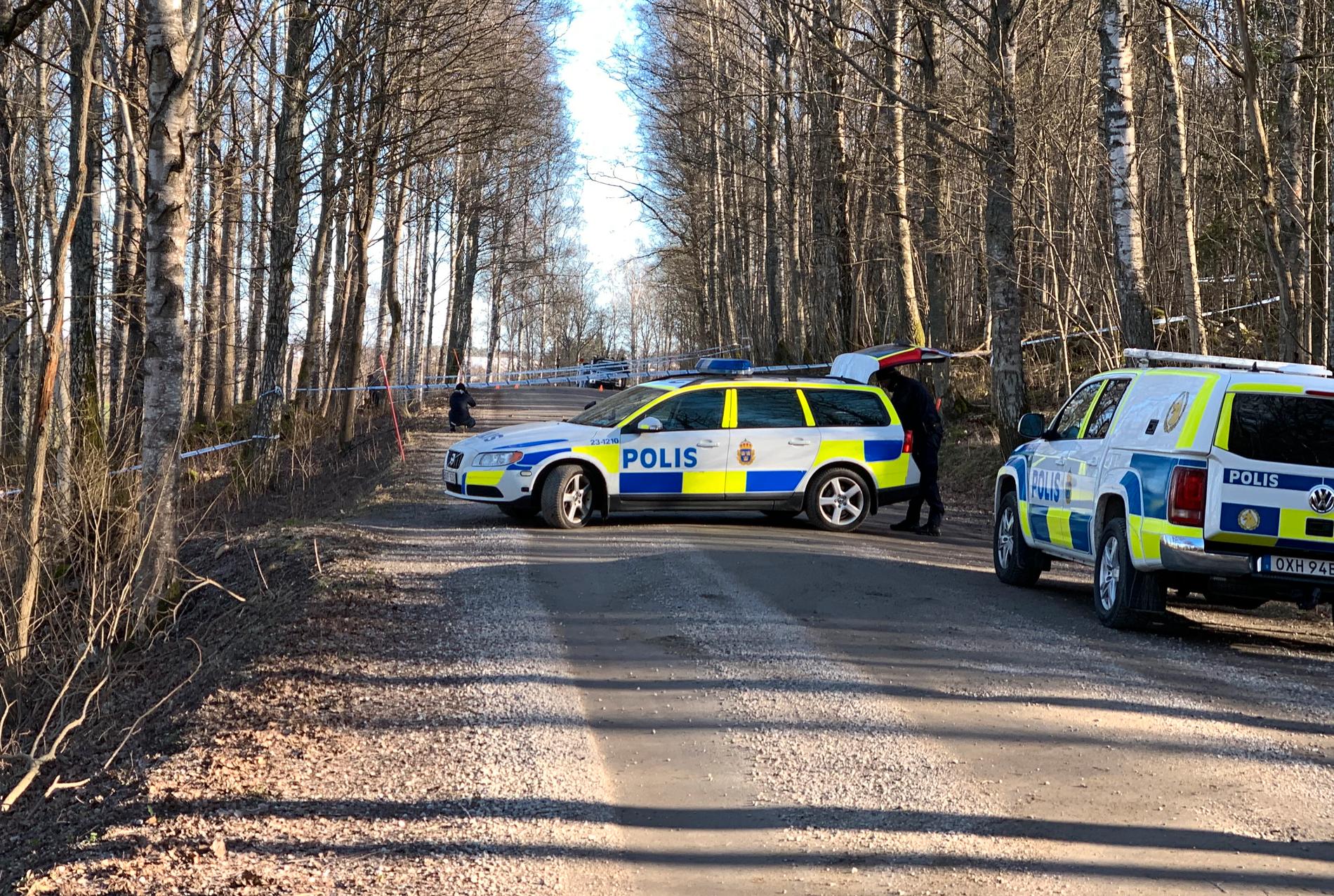 En död person har hittats utomhus i Örebro.