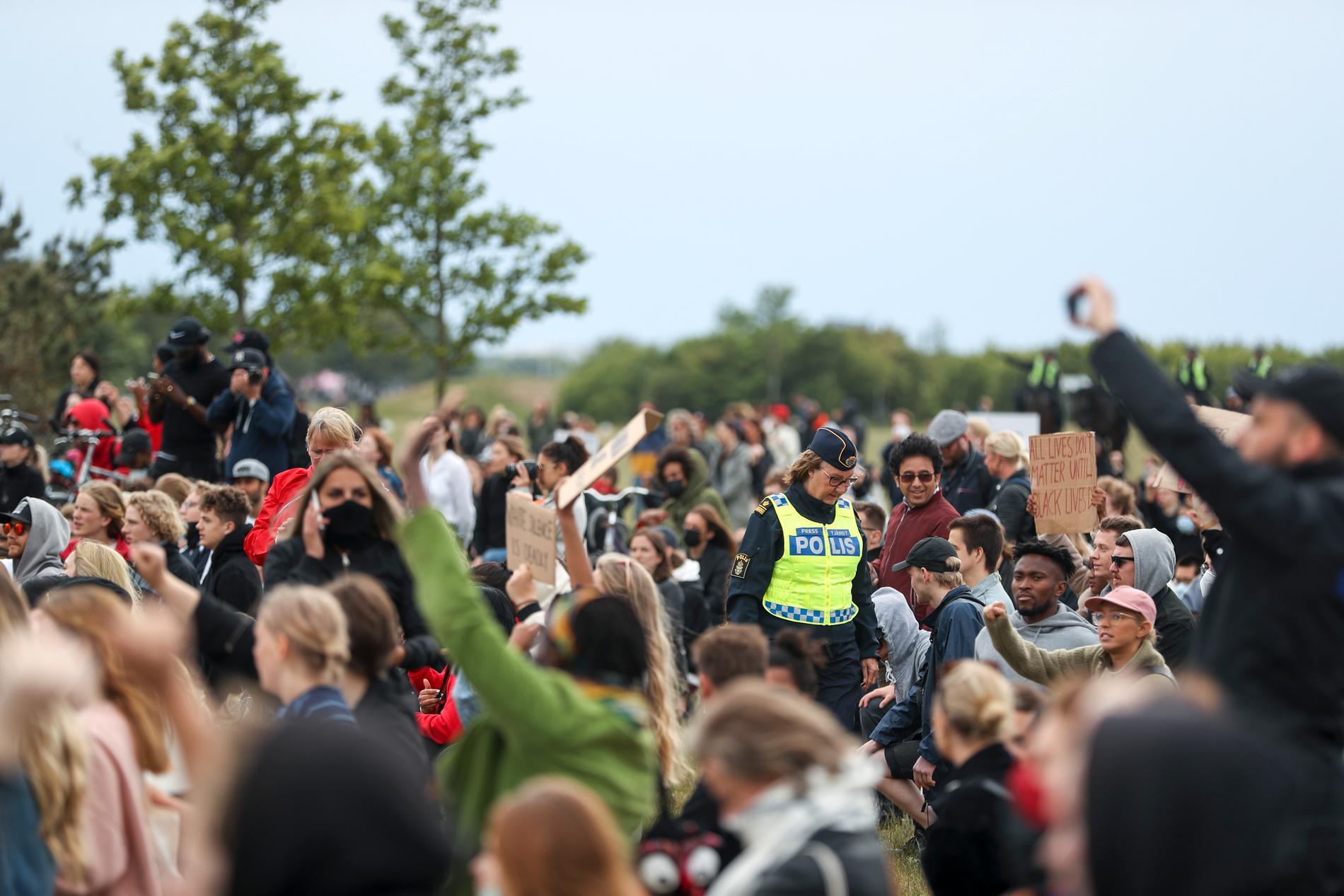 Polisens presstalesperson Ewa-Gun Westford i folkmassan vid demonstrationen till stöd för Black lives matter-rörelsen på Ribersborgsstranden i Malmö på torsdagen. Arkivbild,