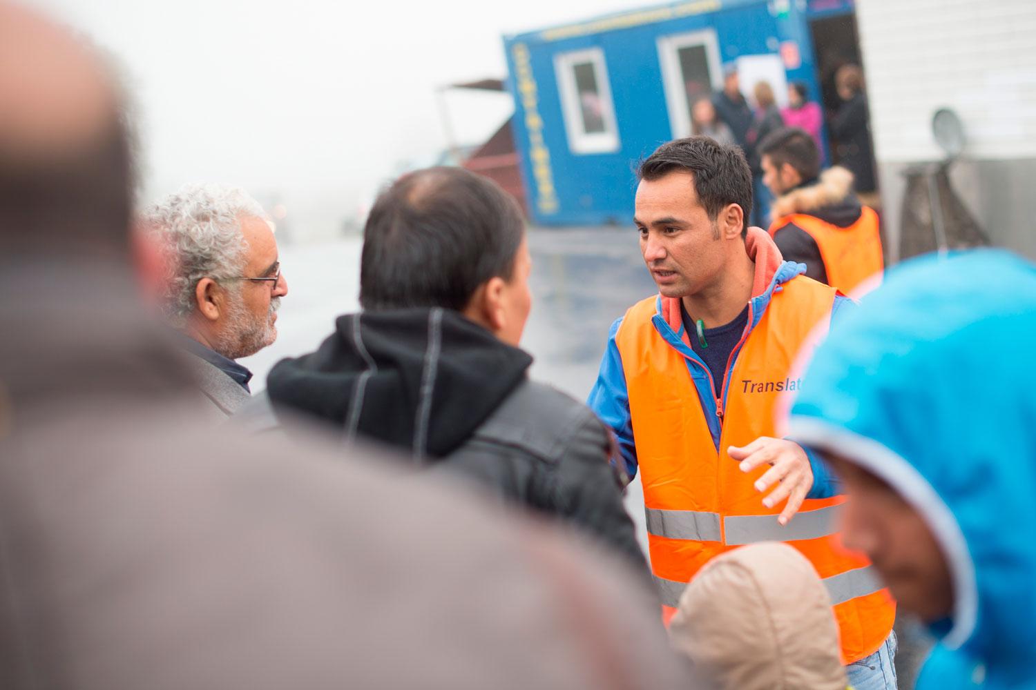 Asylsökande Fardin från Afghanistan volontärtolkar för nyanlända flyktingar i Österrike.