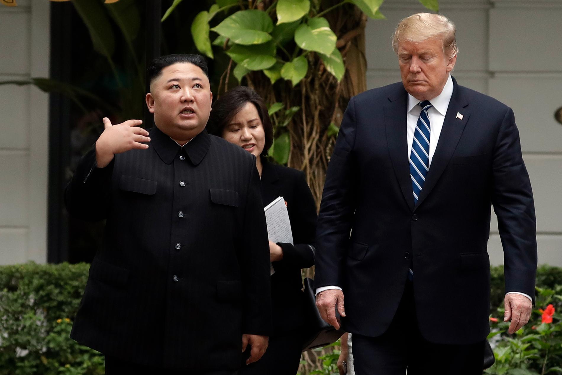 Kim Jong-Un och Donald Trump vid toppmötet i februari. Arkivbild.