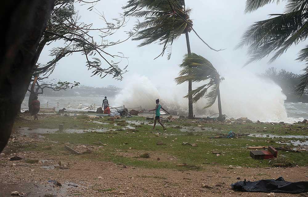 Den fruktansvärda stormen som drabbade önationen Vanuatu ödelade landets utveckling. Hjälpen strömmar nu in från omvärlden, men för att få bukt med de extrema ovädren behövs mer än akutstöd.