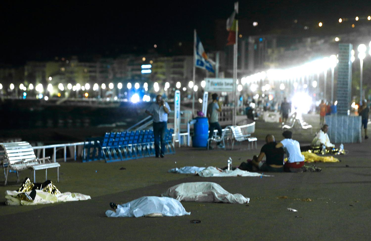 En lastbil körde in i en folksamling på strandpromenaden Promenade des Anglais i Nice under nationaldagsfirande i Frankrike på torsdagskvällen.