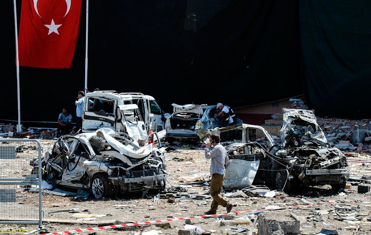 Tre personer har dött och minst 219 personer skadats i bilbombsattacken.