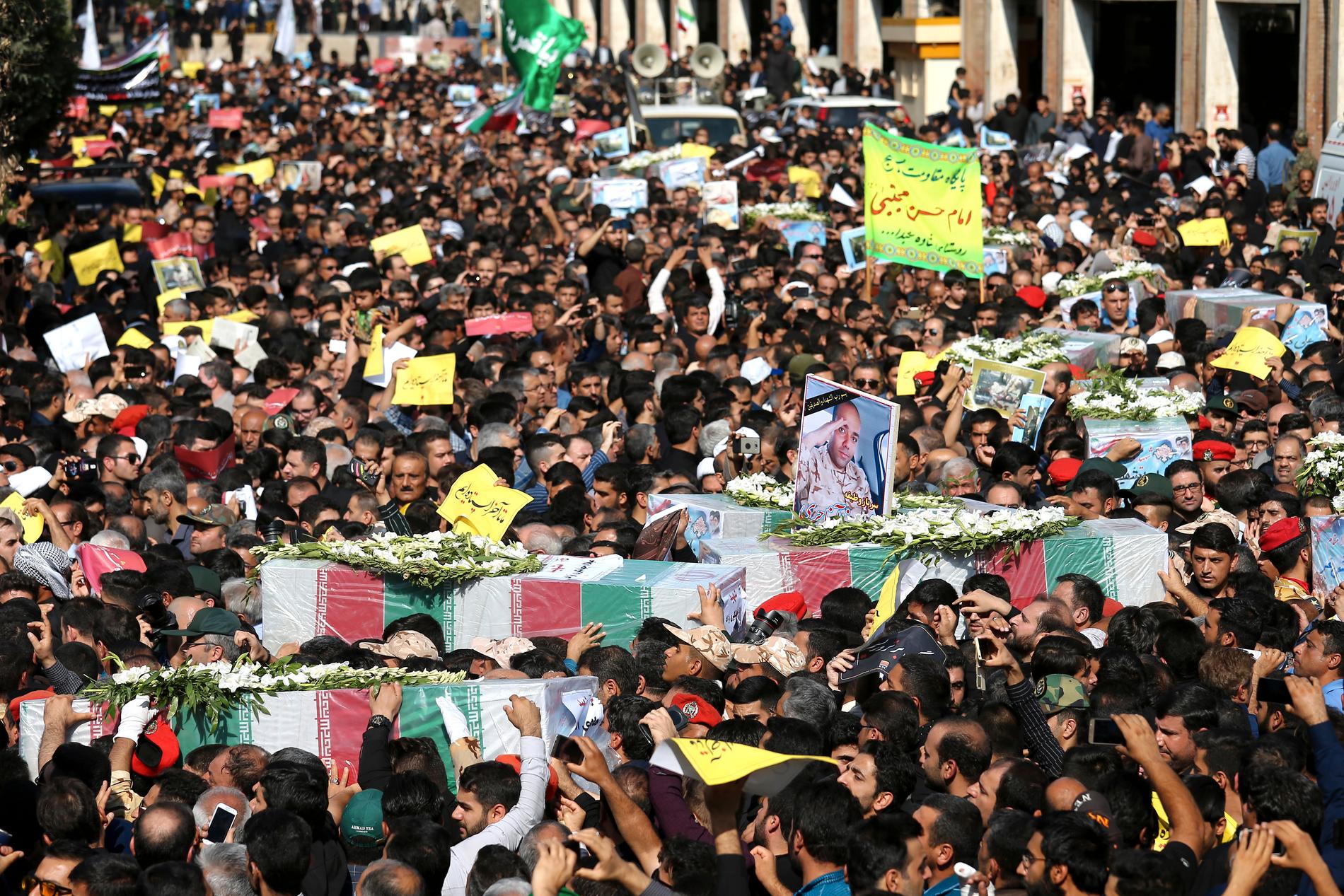Sörjande vid begravningen av några av offren efter lördagens attentat i Ahvaz i Iran.