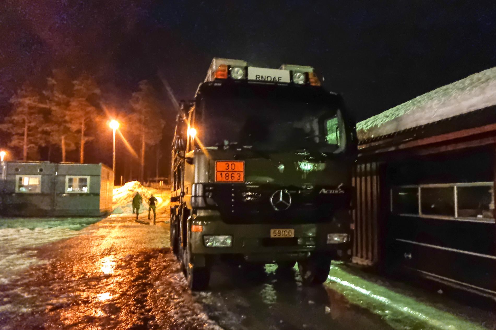 En lastbil från Norska försvaret syns vid en skola Beiarn som används som sambandscentral för sökinsatsen. 