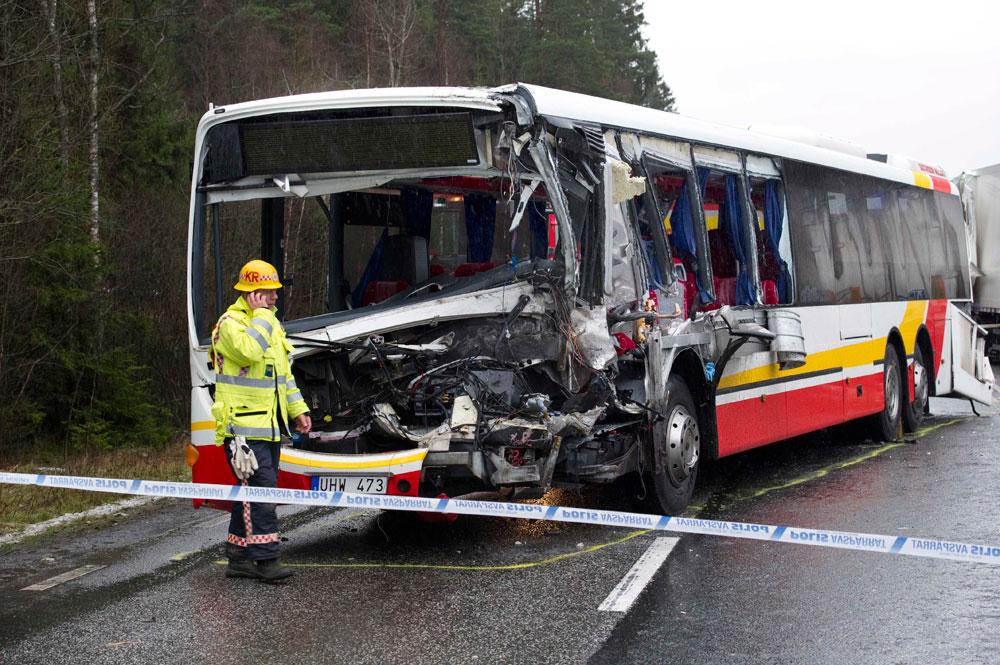 Linjebussen krockade med en lastbil utanför Jönköping