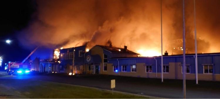 Under natten syntes kraftiga lågor från fabriksbyggnaden, som totalförstördes i branden.