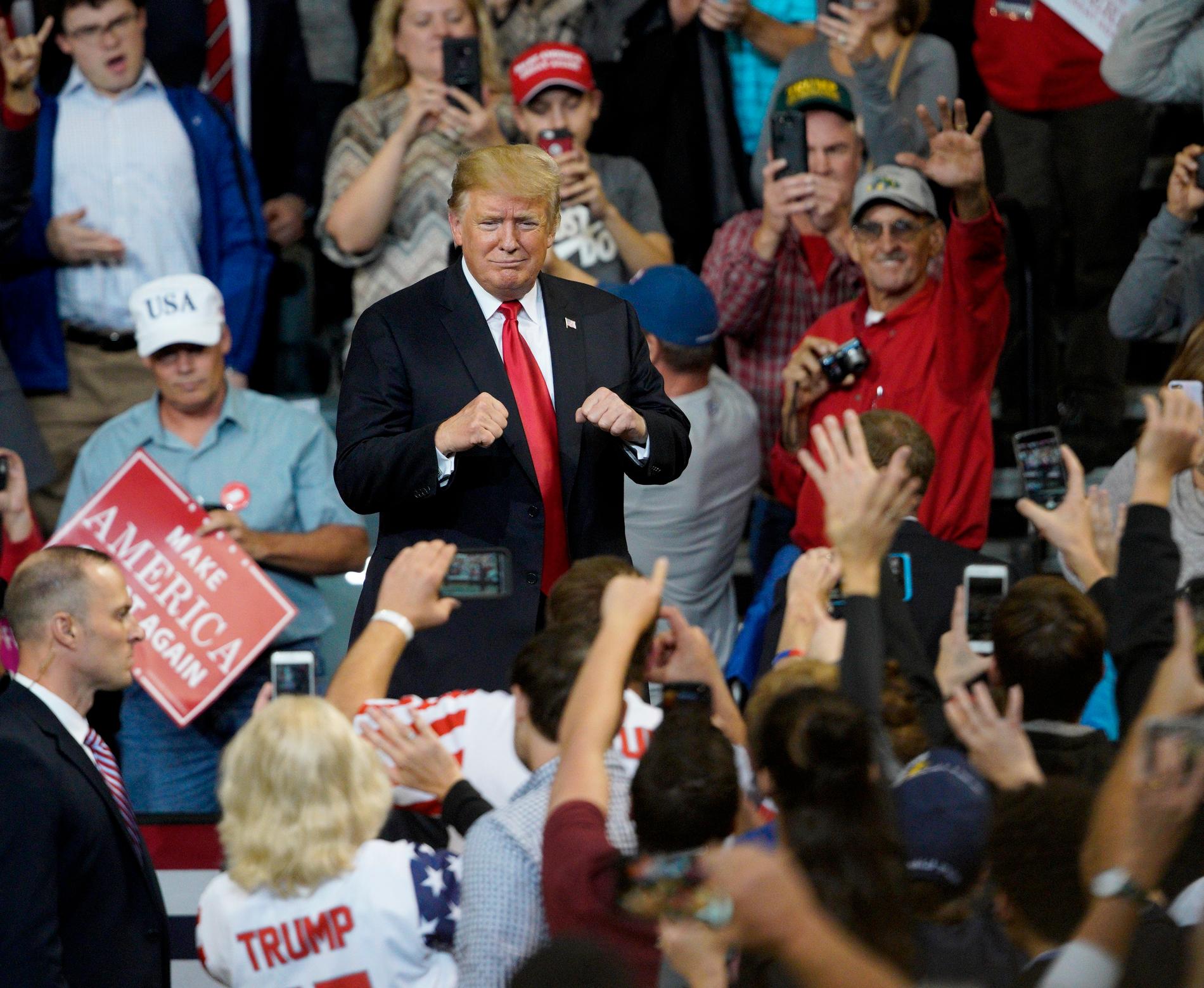 USA:s president Donald Trump och hans anhängare vid ett politiskt massmöte i Council Bluffs i Iowa nyligen.