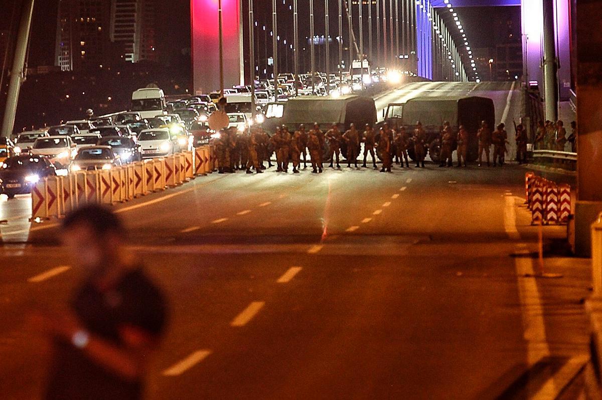 Broar stängdes av i går när delar av militären i Turkiet försökte genomföra en statskupp.