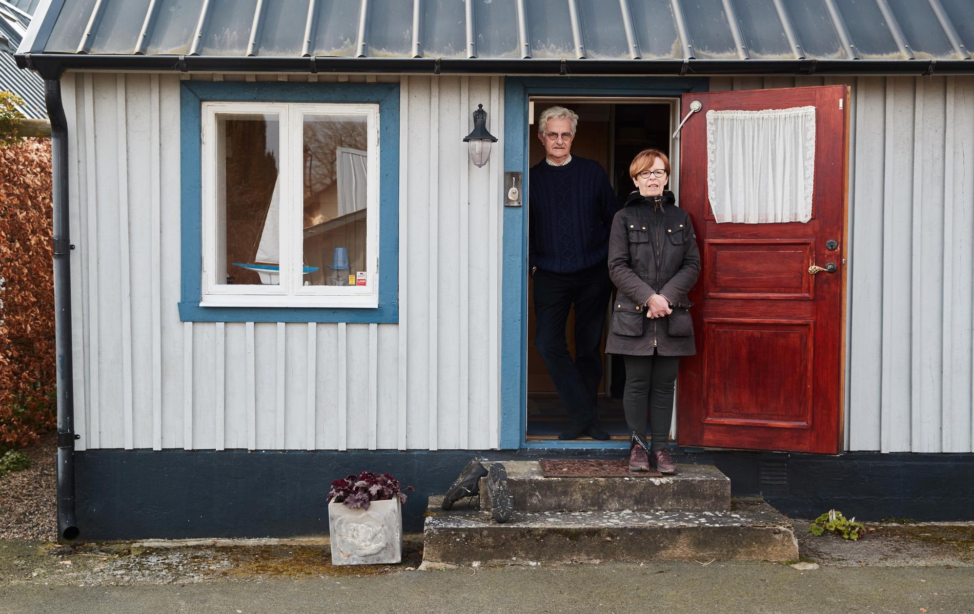 Eva-Pia och Anders Isberg har haft sin fiskarstuga i Kivik i 21 år. I år kom de ner en vecka tidigare än vanligt, men det är med blandade känslor.