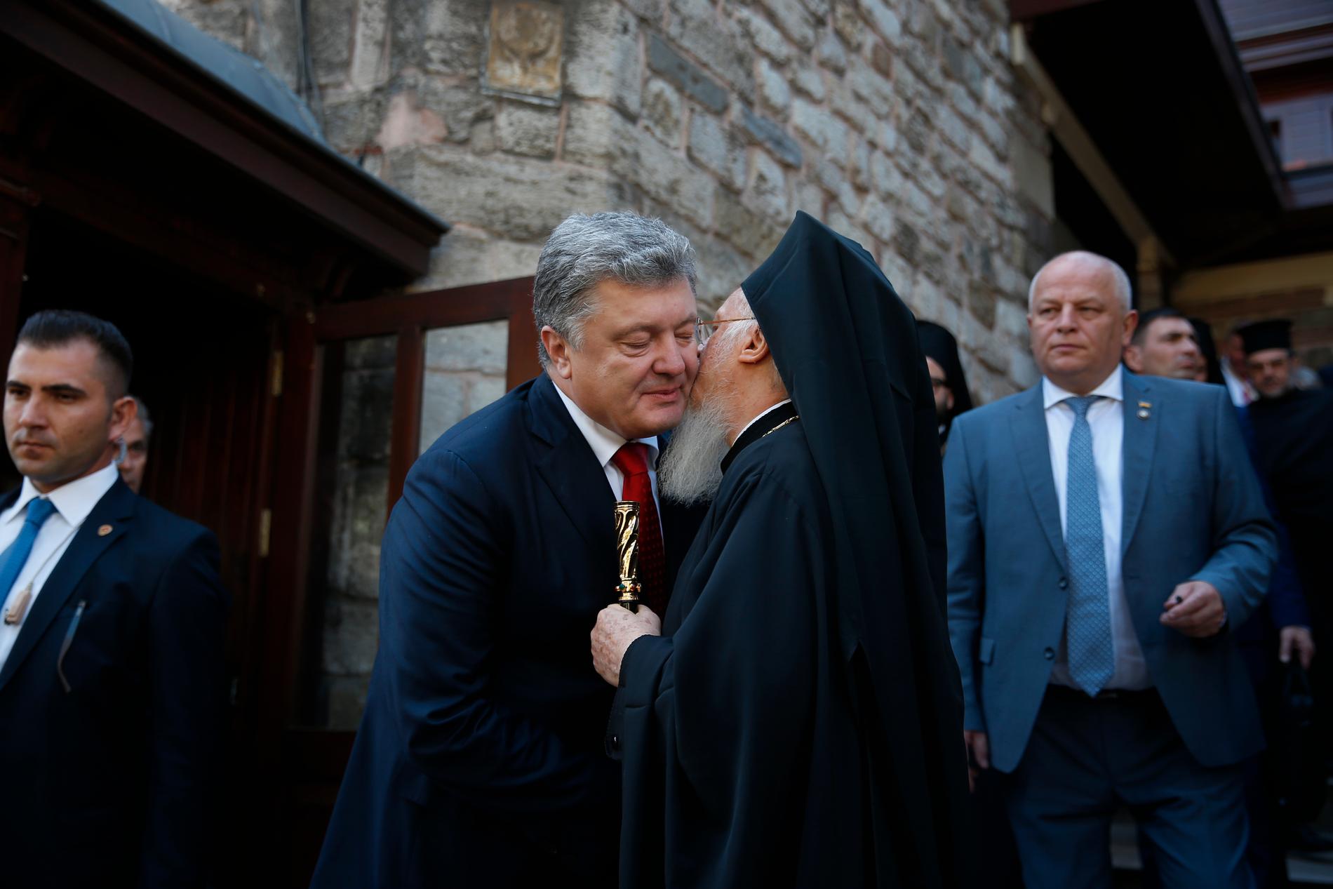 Patriark Bartholomeus I kysser Ukrainas president Petro Porosjenko farväl efter deras möte i Istanbul.