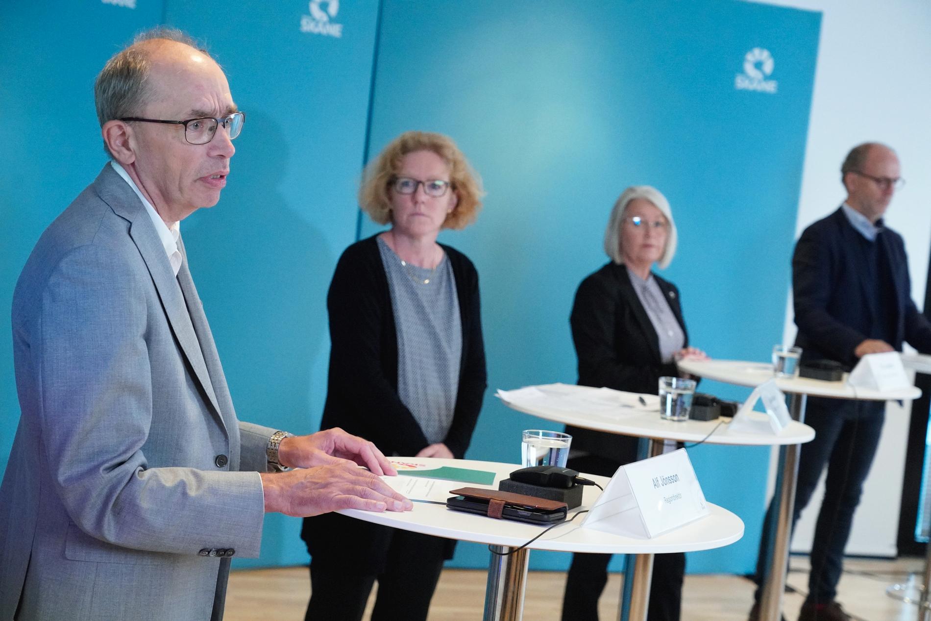 Alf Jönsson, regiondirektör, Eva Melander, smittskyddsläkare, Pia Lundbom, hälso- och sjukvårdsdirektör, och Staffan Banke, överläkare Centralsjukhuset i Kristianstad under Region Skånes presskonferens.