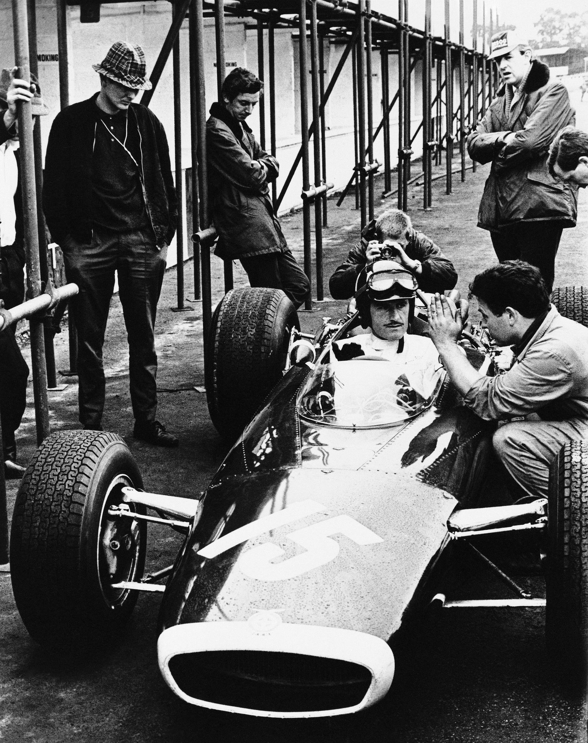 Graham Hill är en ikon inom motorsporten, den enda förare som vunnit VM i F1, Indianapolis 500 och Le Mans 24-timmarslopp. 