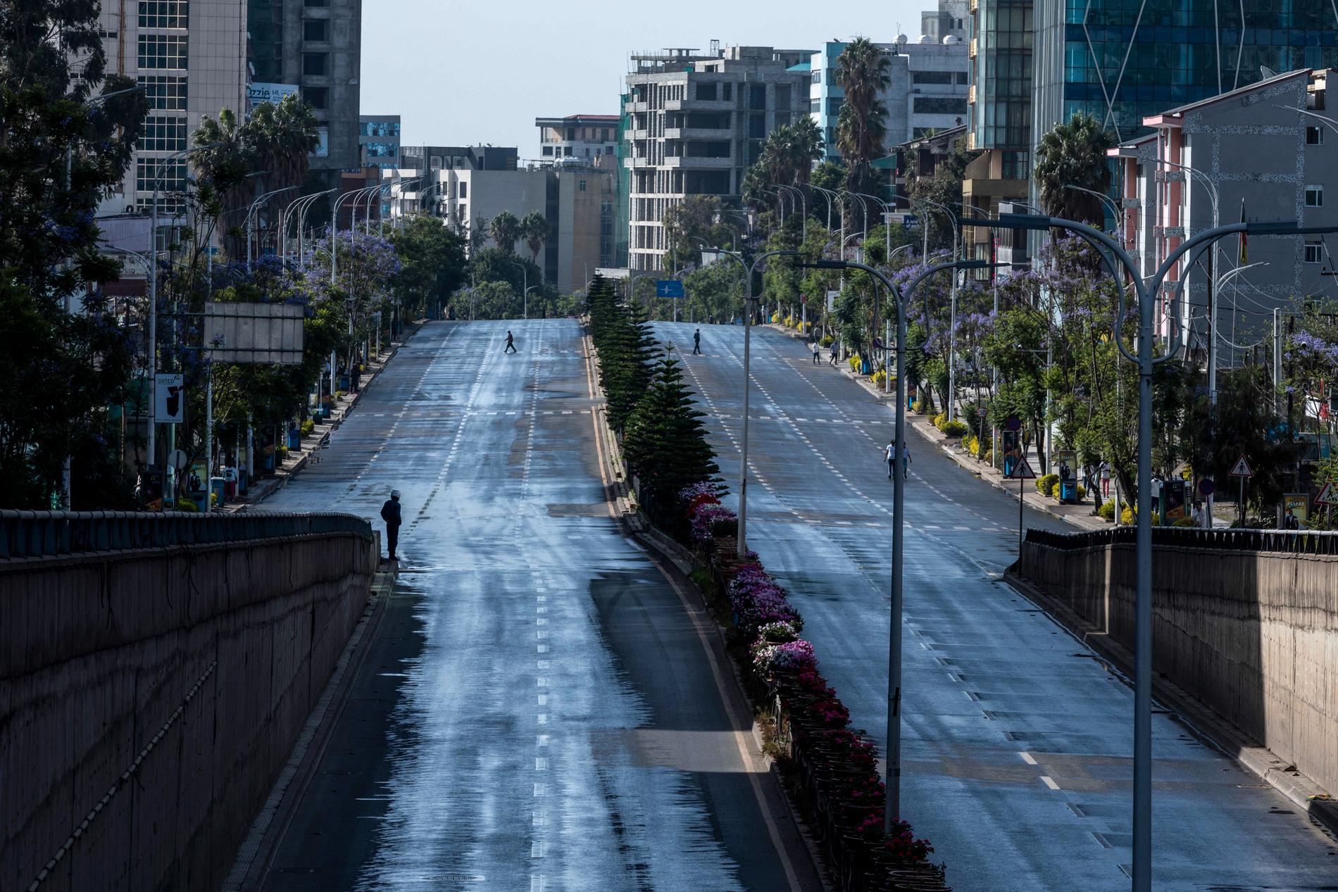 ADDIS ABEBA, ETIOPIEN Under söndagen stängdes vägarna av i huvudstaden för att sprejas mot coronaviruset. 21 personer fanns då i landet med bekräftad smitta.