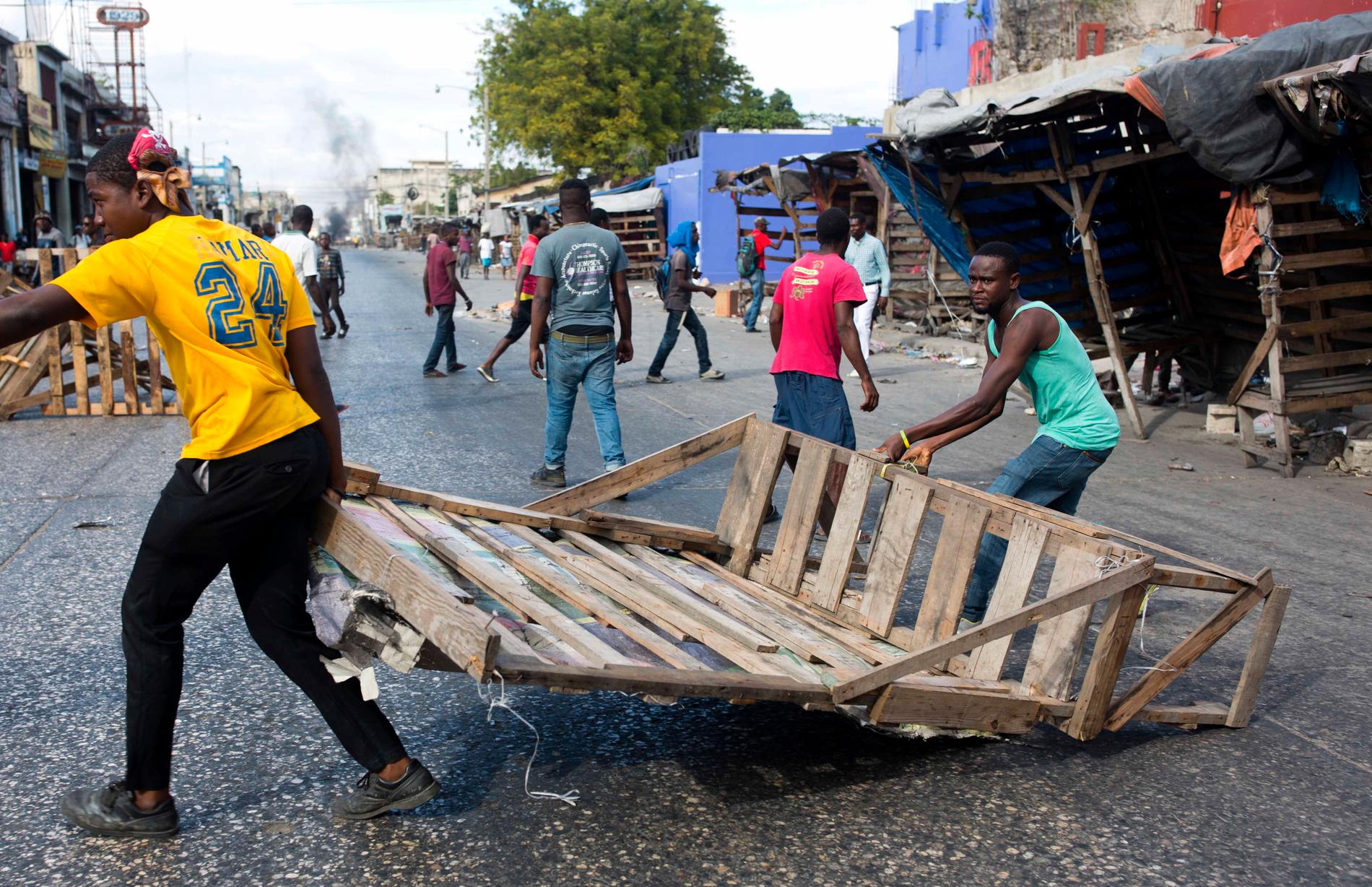 Demonstranter bygger barrikader på gatorna i Port-au-Prince, Haiti.