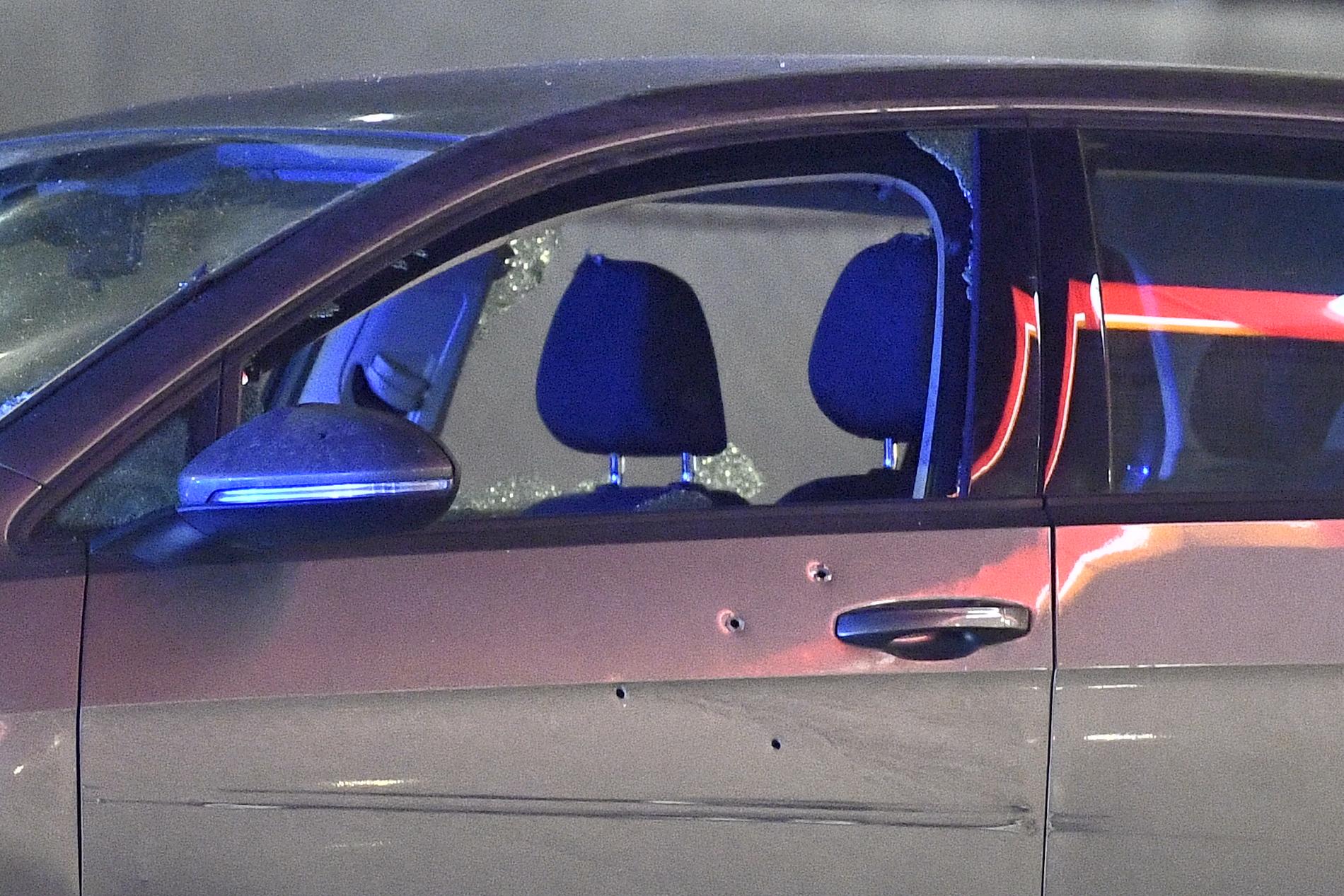 Två personer har förts till sjukhus sedan deras bil beskjutits vid en bensinmack i Kungens kurva. Bilen fick många skotthål.