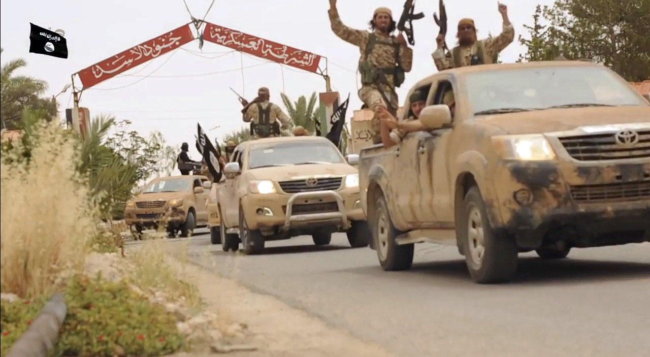Terrorgruppen visar i sin propaganda upp konvojer av bestyckade vita Toyota-bilar.