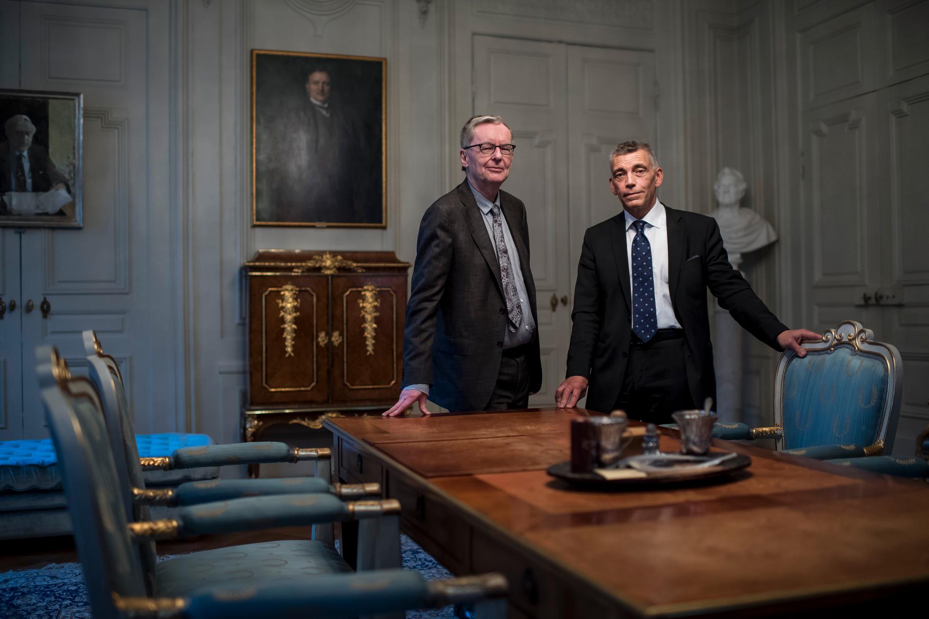Svenska Akademiens ständige sekreterare Anders Olsson och nyinvalde ledamoten Eric Runesson.