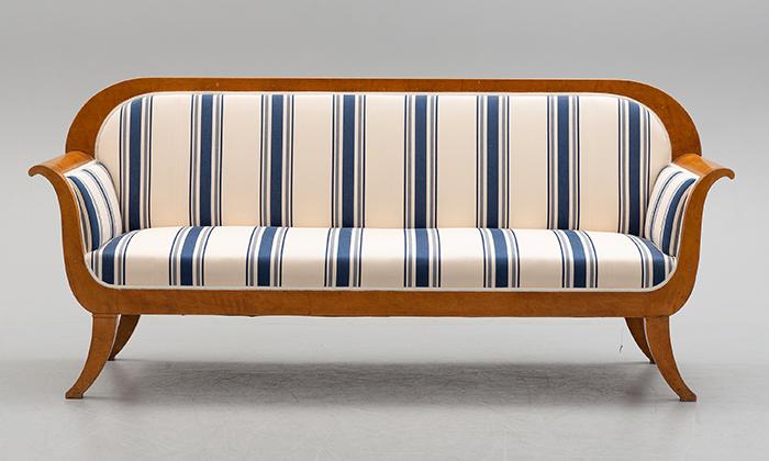 Karl Johan-soffa i fanerad i björk, 1800-tal, från Bukowskis.